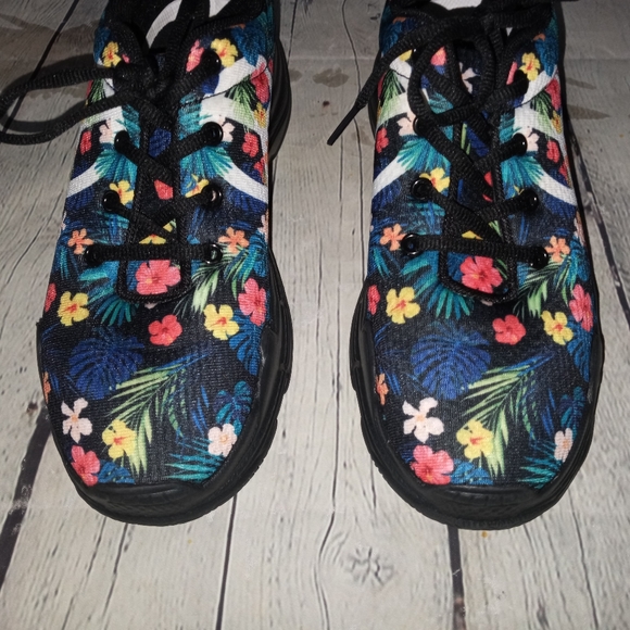 EUC Yes We Vibe Tropical Peace sneaker - 7 - Picture 6 of 10